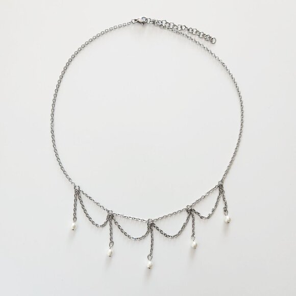 Victorian white pearls and draped chains necklace with a small silver chain - Picture 5 of 9